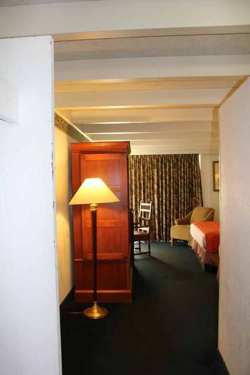 Rodeway Inn & Suites 罗克福德 外观 照片